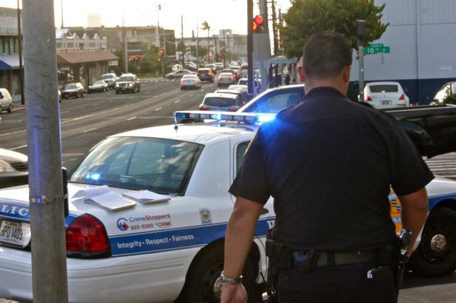 Honolulu police officer on Waialae.