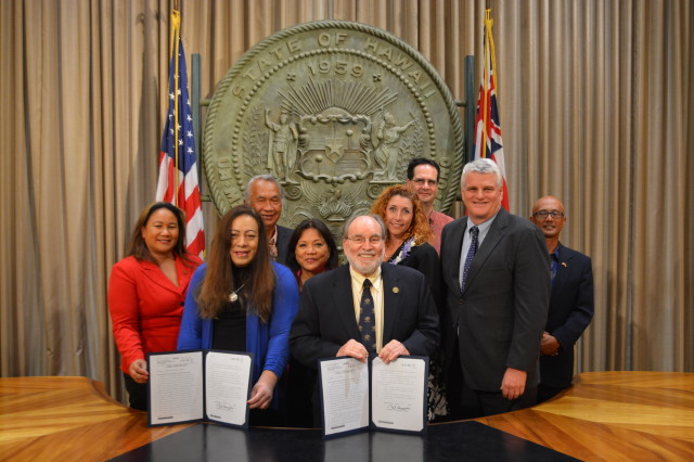 Abercrombie bill signing July 2, 2014.