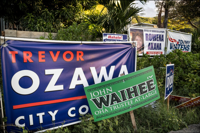 Campaign signs along Kalanianaole Highway in Aina Haina on August 27, 2014