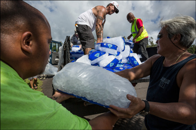 Volunteers unload newly delivered ice at the Nanawale Community Center in Puna on August 13, 2014