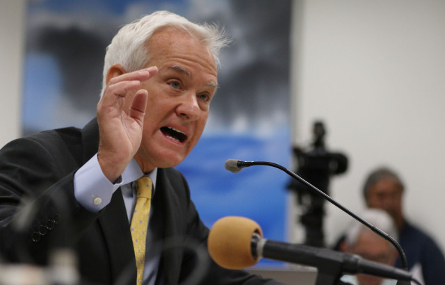 Mayor Kirk Caldwell speaks to Senate Ways and Means committee meeting about rail. 4 march 2015. photograph Cory Lum/Civil Beat