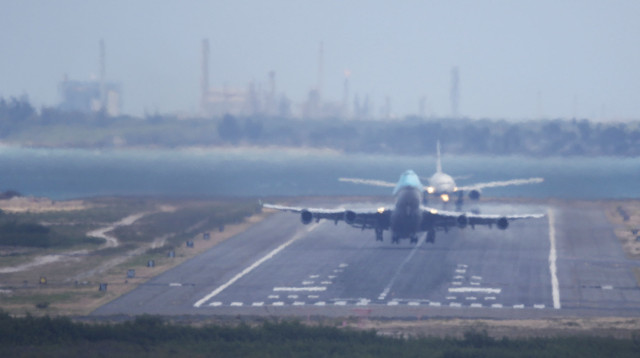 Honolulu International Airport takeoff. 7 april 2015.photograph by Cory Lum/Civil Beat