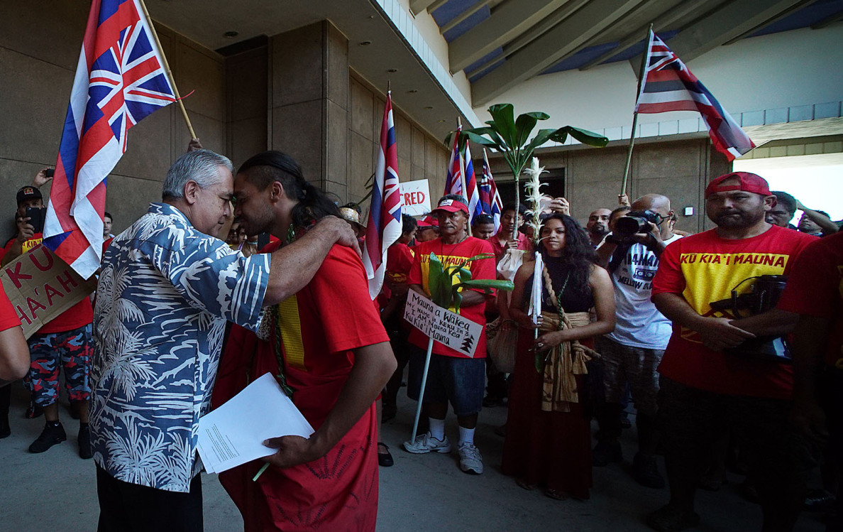 Governor Ige’s Chief of Staff Mike McCartney greets Laniakea XX with honi outside the Governor’s office. 21 april 2015. photograph Cory Lum/Civil Beat