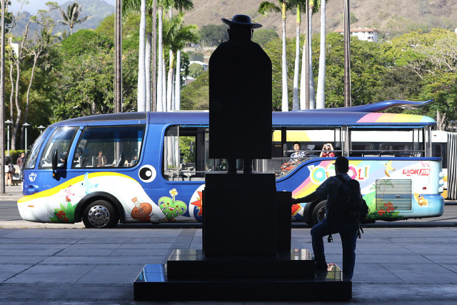 Tour bus stops at the Capitol. 27 april 2015. photograph Cory Lum/Civil Beat