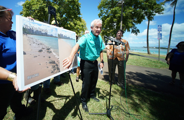 Mayor Kirk Caldwell points to a photograph outlining fixing the beach addressing Ala Moana's Master Plan update at Magic Island. 15 july 2015. photograph Cory Lum/Civil Beat