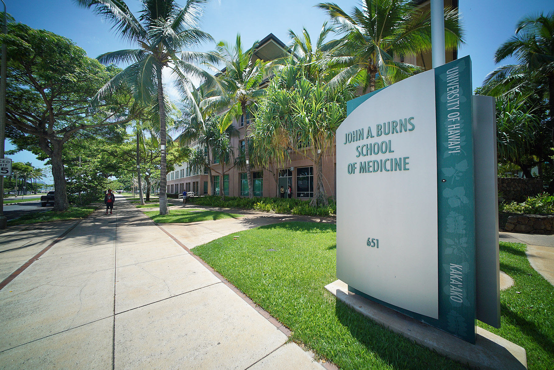 John A. Burns School of Medicine. Kakaako. 8 sept 2015. photogrpah Cory Lum/Civil Beat