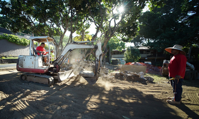 Workers at Makalei Park near Diamond Head. Denby story. 23 oct 2015. photograph Cory Lum/Civil Beat