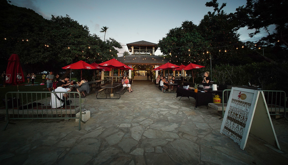 Patrons enjoy the sunset and grilled menu items at the Barefoot Cafe. Denby column. 5 dec 2015. photograph Cory Lum/Civil Beat