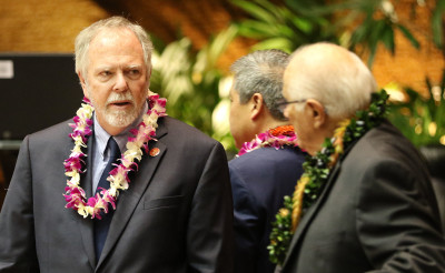 During floor recess Representative Richard Creagan looks at Speaker Souki in last day of legislature. 5 may 2016