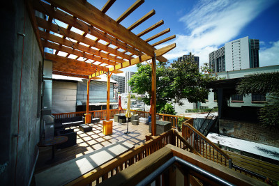 Rear outside deck area of RealOfficeCenters 1110 Nuanu Avenue located near the Hotel street intersection. Denby Column. 27 june 2016