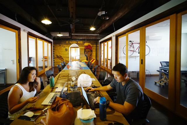 RealOfficeCenters 1110 Nuanu Avenue located near the Hotel street intersection. Denby Column. 27 june 2016