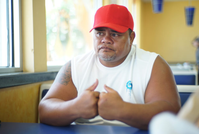 Kolen Kauwalu shares about the pain he is suffering in his left knee.